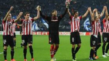 <b>NUEVA EXHIBICIÓN. </b>Los jugadores del Athletic celebraron la épica victoria en Alemania ante el millar de aficionados desplazados desde tierras vizcaínas.