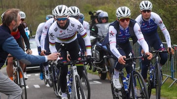 El ciclista francés Julian Alaphilippe, junto a Remco Evenepoel y el resto del equipo Quick-Step Alpha Vinyl suben La Redoute durante el reconocimiento de la Lieja-Bastoña-Lieja.