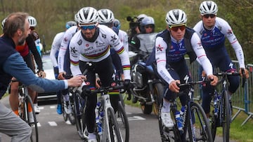 El ciclista franc&eacute;s Julian Alaphilippe, junto a Remco Evenepoel y el resto del equipo Quick-Step Alpha Vinyl suben La Redoute durante el reconocimiento de la Lieja-Basto&ntilde;a-Lieja.