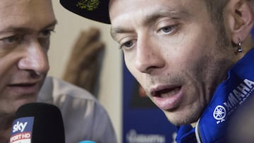 Valentino Rossi hablando con la prensa en los test de Qatar.