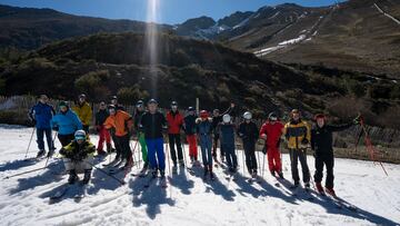 El esquiador Jan Farrell posa junto a los asistentes al Telco Ski Day en la estación de esquí de La Pinilla.