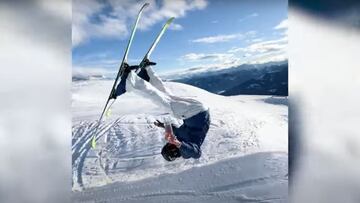 Andri Ragettli tirando un front flip en la nieve con sus esqu&iacute;s y un baso de batido de colacao en la mano. 