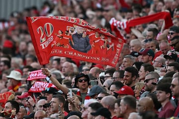Los Reds celebran el t¨ªtulo n¨²mero 20 de liga tras golear al Tottenham 5-1 en el estadio de Anfield.