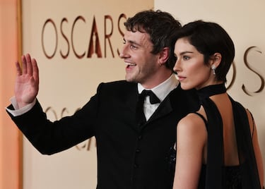 Paul Mescal y Gracie Abrams posa en la alfombra roja del Dolby Theatre.