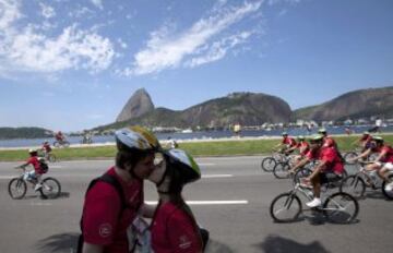 Una pareja se besa durante la World Bike Tour.