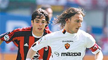 <b>NO BRILLÓ</b>. Totti, de blanco, no pudo marcar (lleva 20 tantos) y su equipo perdió ante el Milán (1-0).