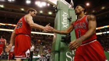 Pau Gasol felicita a Derrick Rose en el TD Garden de Boston. 