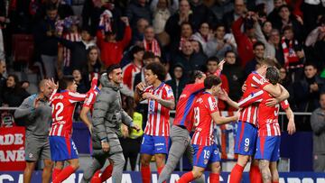 Los jugadores del Atlético celebran el gol del 2-1 ante el Alavés.