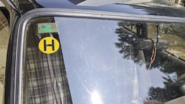 Qué es la pegatina H de la DGT, la excepción a la norma para que estos vehículos puedan circular por zonas restringidas