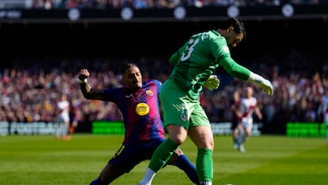 BARCELONA, 22/03/2026.- El jugador del FC Barcelona Raphinha y el portero del Rayo Vallecano Augusto Batalla, durante el partido de la jornada 29 de LaLiga EA Sports en el Camp Nou entre el Barcelona y el Rayo Vallecano, este domingo. EFE/ Alejandro Garcia