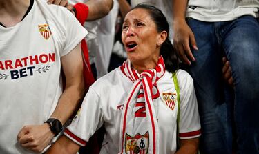 Una aficionada del Sevilla se emociona tras ver a su equipo campeón.