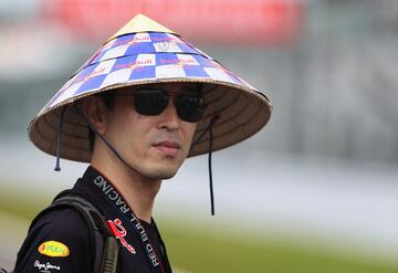 Un fan con el gorro tradicional japon谷s decorado en apoyo a Red Bull.
