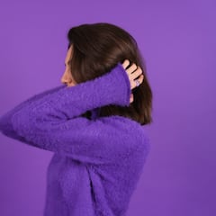 Si te tocas el pelo cuando hablas, la psicología dice que tienes estos rasgos comunes