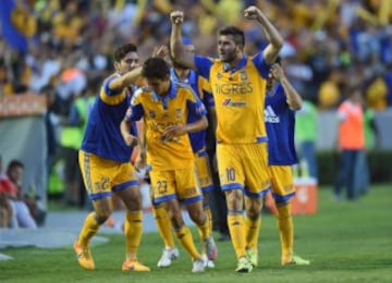 Gignac festeja su primer gol como tigre y el primer tanto del partido.