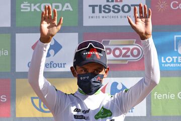 Egan Bernal en el podium celebrando que ha conseguido el maillot blanco.
