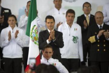 El presidente de México realizó el abanderamiento de los atletas mexicanos que participaran en los Juegos Olímpicos de Rio 2016. La atleta Daniela Campuzano fue la encargada de recibir el lábaro patrio