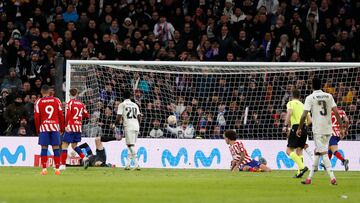 2-1. Karim Benzema marca el segundo gol de un disparo raso al palo derecho de la portería de Jan Oblak.