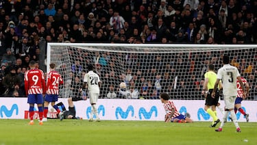 2-1. Karim Benzema marca el segundo gol de un disparo raso al palo derecho de la portería de Jan Oblak.