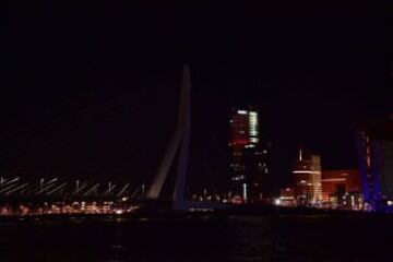 El puente de Erasmus, en Rotterdam, durante la Hora del Planeta