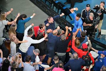 Novak Djokovic celebra su victoria ante Stefanos Tsitsipas yendo a festejarlo al palco con su familia y staff técnico.