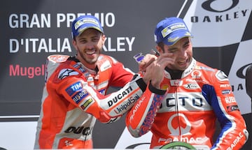 Andrea Dovizioso y Danilo Petrucci, felices en el podio.