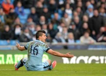 Manchester City sólo salvó un empate en la agonía ante Hull City.
