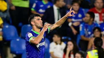 Getafe's Spanish midfielder Carles Alena celebrates after scoring his team's first goal during the Spanish League football match between Getafe CF and Athletic Club Bilbao at the Col. Alfonso Perez stadium in Getafe on October 18, 2022. (Photo by JAVIER SORIANO / AFP)