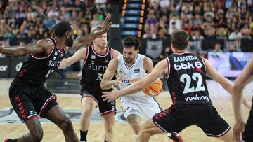 Facundo Campazzo, entra a canasta ante varios jugadores del Bilbao Basket.