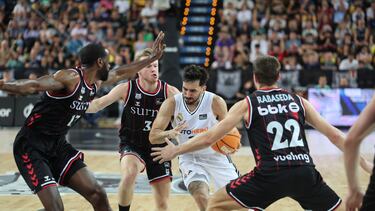 Facundo Campazzo, entra a canasta ante varios jugadores del Bilbao Basket.