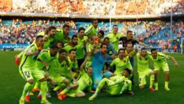 Los jugadores del barcelona celebran su Liga número 23.