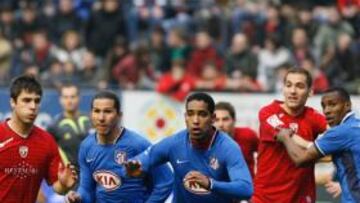 <b>ESTRELLA. </b>Cruchaga y Kike Sola tratan de coger la posición ante los rojiblancos Eller y Cléber Santana. Mientras, Perea intentar frenar también a Josetxo.