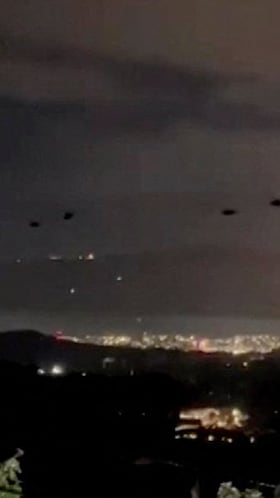 Un grupo de personas que acampaban en el Parque Nacional Warairarepano, cerca de Caracas, logró captar las primeras explosiones sobre la ciudad.