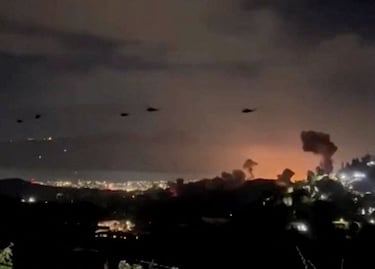 Helicópteros sobrevuelan columnas de humo que se elevan por las explosiones en Caracas.