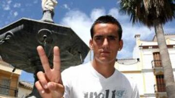 <b>EN SU TIERRA. </b>Juanmi posaba así el pasado lunes para AS en su localidad natal, Coín, donde todavía reside.