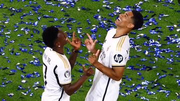 Soccer Football - Real Madrid celebrate winning the Champions League - Estadio Santiago Bernabeu, Madrid, Spain - June 2, 2024 Real Madrid's Jude Bellingham and Real Madrid's Vinicius Junior during the Champions League celebrations with fans REUTERS/Susana Vera