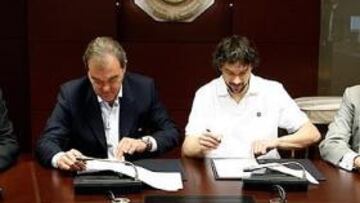 El jugador del Real Madrid, durante la firma de su nuevo contrato.