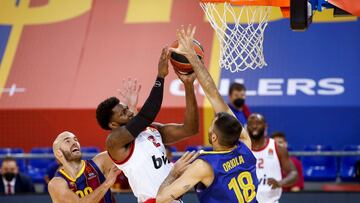 BARCELONA, 08/12/2020.- Los jugadores del Barcelona, el base griego Nick Calathes (i) y el p&iacute;vot Pierre Oriola (d), defienden a Hasan Martin (c), p&iacute;vot estadounidense del Olympiacos, durante el encuentro de Euroliga entre FC Barcelona Lassa y Olympiakos El Pireo, este martes en el Palau Blaugrana, en Barcelona. EFE/Quique Garcia