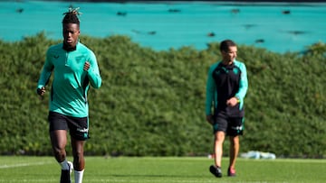 GRAFCAV8153. LEZAMA (BIZKAIA), 24/09/2024.- El jugador internacional del Athletic Nico Williams se entrena junto al recuperador (d) este martes durante el entrenamiento con el que el Athletic prepara su debut europeo de esta temporada, el partido de este jueves de Liga Europa ante la Roma en el Estadio Olímpico de la capital italiana. EFE/Luis Tejido