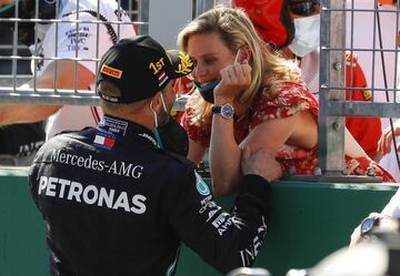 Valtteri Bottas celebra su victoria con su esposa, la nadadora Emilia Pikkarainen.