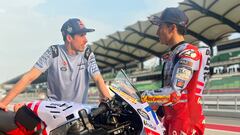 Marc y Álex Márquez hablan en los test de Sepang con la Ducati del Gresini.