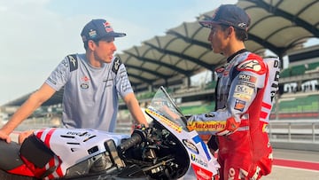 Álex Márquez y Marc Márquez con la Ducati del primero.