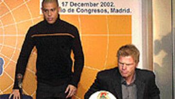 <B>SIN DISIMULO</B>. Kahn no suavizó su mal gesto ni siquiera cuando compartió mesa con Ronaldo y Zidane.