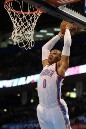 Russell Westbrook (0) segundos antes de machacar el aro de los Kings.