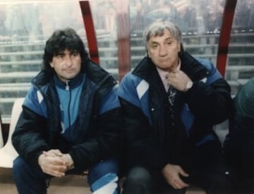 Mario Kempes como segundo entrenador de Héctor Núñez. 
