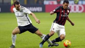 Carlos Bacca disputa un bal&oacute;n con Gianpaolo Bellini.