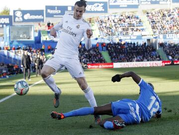 El jugador del Real Madrid, Bale, intenta controlar el balón ante el jugador del Getafe, Nyom. 