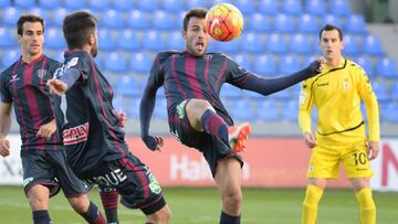 Jugadores durante un Huesca vs Oviedo