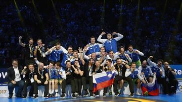 PAR5004. Paris (France), 28/01/2017.- Players of Slovenia celebrate on the podium after winning the third place match between Slovenia and Croatia at the IHF Men's Handball World Championship, Paris, France, 28 January 2017. (Croacia, Balonmano, Eslovenia, Francia) EFE/EPA/IAN LANGSDON