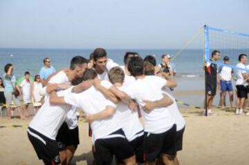 La plantilla sevillista se entrenó esta mañana en la playa Costa Ballena. Los jugadores nervionenses corrieron primero sobre el campo de golf aledaño y luego se pusieron el bañador para jugar al voley-playa. Después llegó la hora de meterse en el mar y realizar varios ejercicios. En medio de muy buen ambiente, hasta intentaron hacer un castillo humano, que no consiguieron completar.