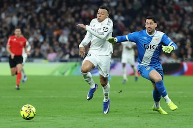 Carrera de Kylian Mbappé junto al portero del Rayo Vallecano, Augusto Batalla.